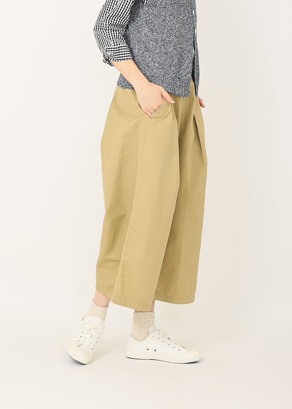 ベージュ　model：170cm