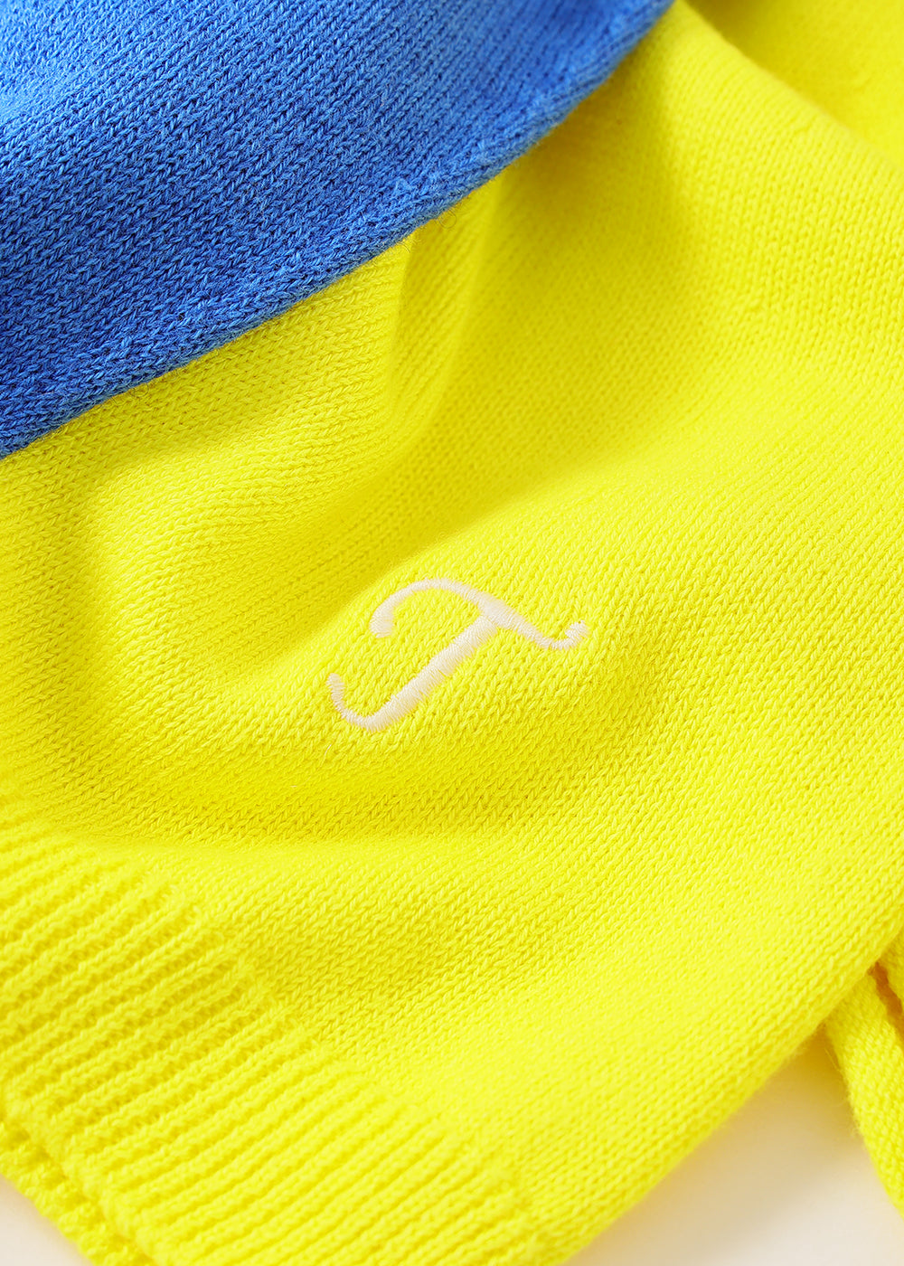 イエロー